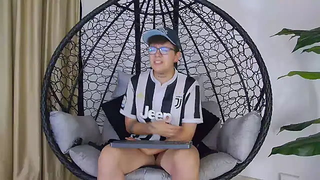 Snapshot of alex_noa chatting on 4, 11, 2025 alex noa online show from 4, 11, 2025