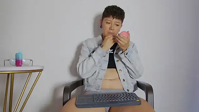 Snapshot of alex_noa chatting on 25, 11, 2025 alex noa online show from 25, 11, 2025