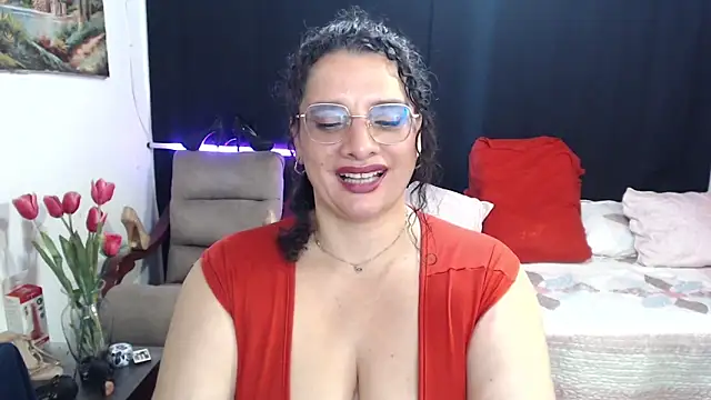 Snapshot of Aleja_Gonzales chatting on 2, 4, 2026 Aleja Gonzales online show from 2, 4, 2026