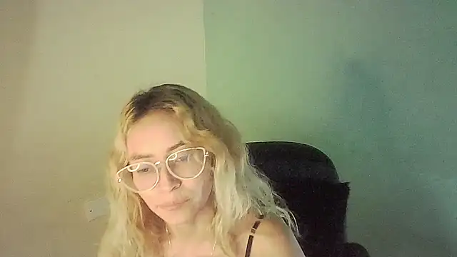 Snapshot of JuliaMack chatting on 9, 1, 2025 JuliaMack online show from 9, 1, 2025