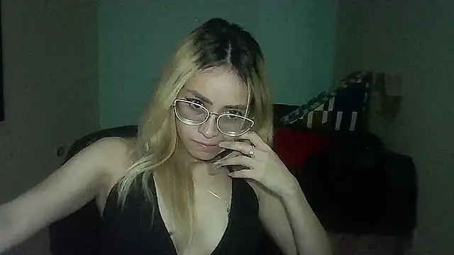 Snapshot of JuliaMack chatting on 5, 3, 2025 JuliaMack online show from 5, 3, 2025