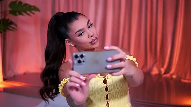 Snapshot of NatyDesiree chatting on 8, 4, 2026 NatyDesiree online show from 8, 4, 2026