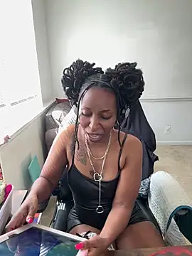 Snapshot of LeyaHoneybuns chatting on 7, 4, 2026 LeyaHoneybuns online show from 7, 4, 2026