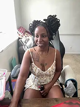 Snapshot of LeyaHoneybuns chatting on 8, 4, 2026 LeyaHoneybuns online show from 8, 4, 2026