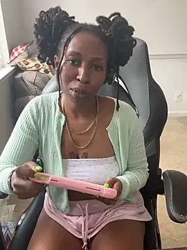 Snapshot of LeyaHoneybuns chatting on 14, 4, 2026 LeyaHoneybuns online show from 14, 4, 2026