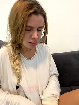 EmiliaCatalina online show from 24, 11, 2025