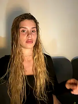 EmiliaCatalina online show from 15, 12, 2025