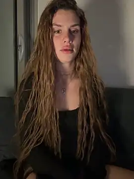 EmiliaCatalina online show from 15, 4, 2026