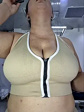 Snapshot of laura_bassi chatting on 21, 11, 2025 laura bassi online show from 21, 11, 2025