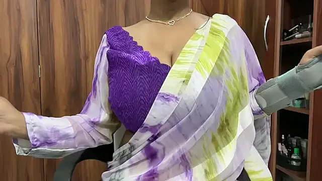 julie 08 online show from 23, 9, 2025