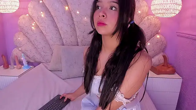 chloe watson  online show from 27, 2, 2025