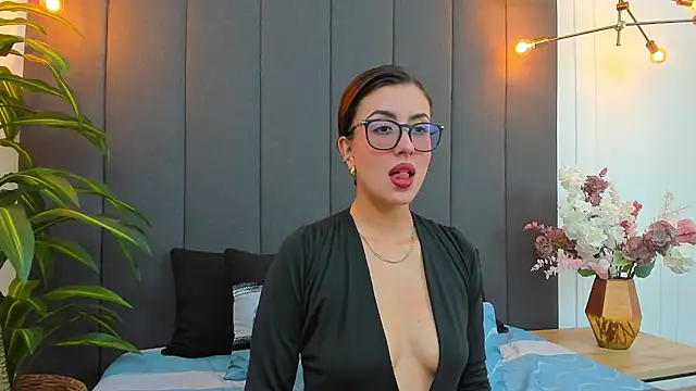 EmaSaenz online show from 7, 2, 2025