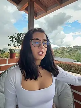 EmaSaenz online show from 9, 10, 2025