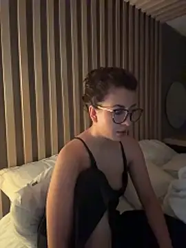 Snapshot of EmaSaenz chatting on 7, 3, 2026 EmaSaenz online show from 7, 3, 2026