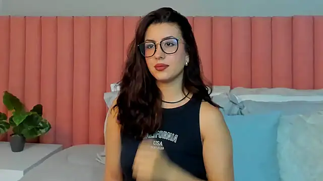 Snapshot of EmaSaenz chatting on 4, 4, 2026 EmaSaenz online show from 4, 4, 2026