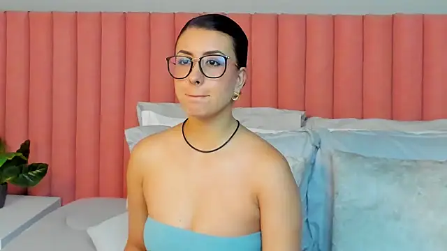 Snapshot of EmaSaenz chatting on 7, 4, 2026 EmaSaenz online show from 7, 4, 2026