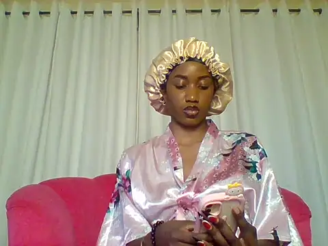 Snapshot of Queeen_model chatting on 6, 10, 2025 Queeen model online show from 6, 10, 2025