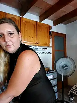 BecciDeluxe online show from 12, 9, 2025