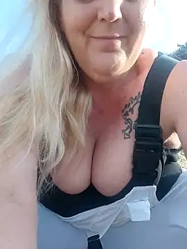 BecciDeluxe online show from 18, 3, 2026