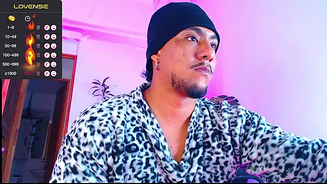 Snapshot of yosoy_enzo2020 chatting on 4, 1, 2025 yosoy enzo2020 online show from 4, 1, 2025