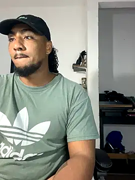 Snapshot of yosoy_enzo2020 chatting on 15, 10, 2025 yosoy enzo2020 online show from 15, 10, 2025