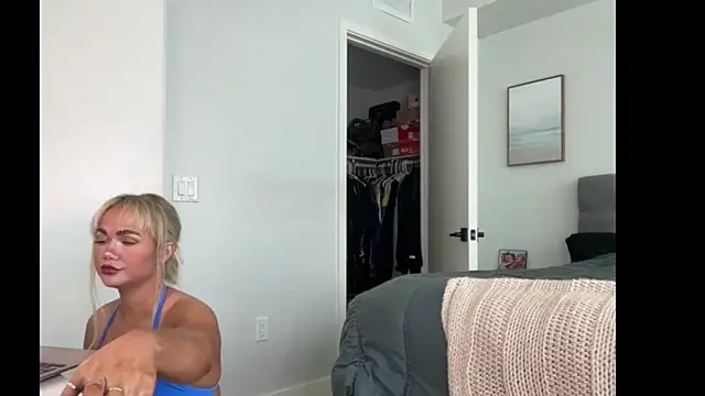 Snapshot of ElenaErickson chatting on 8, 4, 2026 ElenaErickson online show from 8, 4, 2026