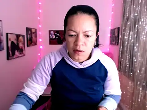 Snapshot of Cristal_w chatting on 8, 1, 2025 Cristal w online show from 8, 1, 2025