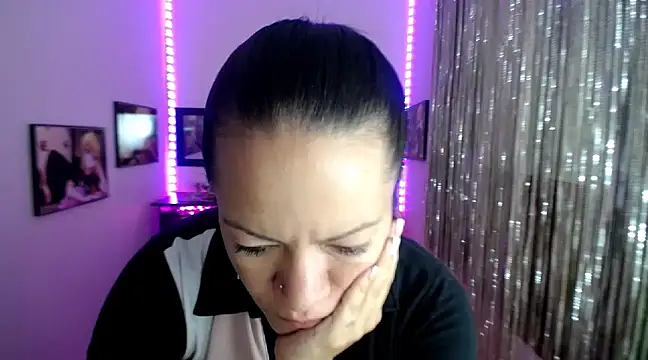 Snapshot of Cristal_w chatting on 5, 3, 2025 Cristal w online show from 5, 3, 2025