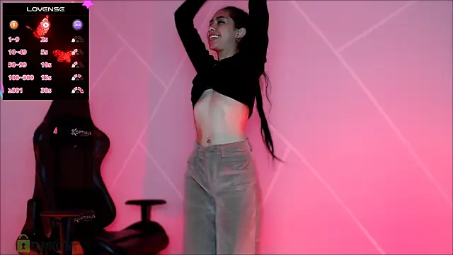 Snapshot of lilylouisee chatting on 5, 3, 2025 lilylouisee online show from 5, 3, 2025