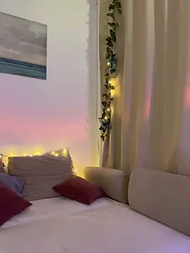 Snapshot of LunaRase chatting on 11, 1, 2025 LunaRase online show from 11, 1, 2025