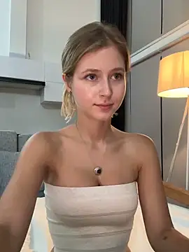 Snapshot of LunaRase chatting on 5, 3, 2025 LunaRase online show from 5, 3, 2025