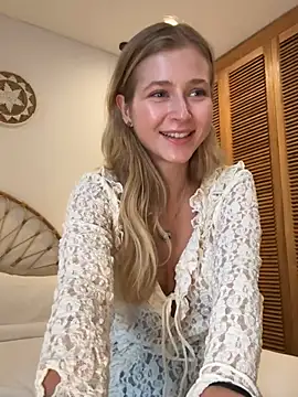 Snapshot of LunaRase chatting on 8, 3, 2025 LunaRase online show from 8, 3, 2025