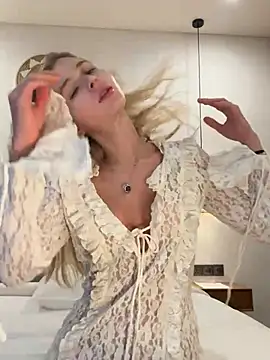 Snapshot of LunaRase chatting on 8, 3, 2025 LunaRase online show from 8, 3, 2025