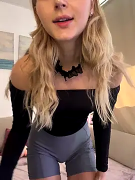 Snapshot of LunaRase chatting on 2, 10, 2025 LunaRase online show from 2, 10, 2025