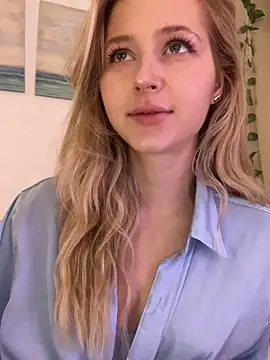 Snapshot of LunaRase chatting on 5, 10, 2025 LunaRase online show from 5, 10, 2025