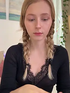 Snapshot of LunaRase chatting on 8, 10, 2025 LunaRase online show from 8, 10, 2025