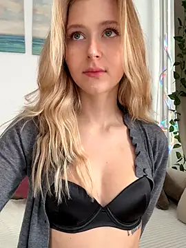 Snapshot of LunaRase chatting on 9, 10, 2025 LunaRase online show from 9, 10, 2025