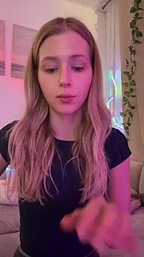 Snapshot of LunaRase chatting on 28, 10, 2025 LunaRase online show from 28, 10, 2025