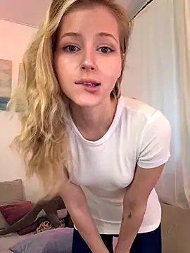 Snapshot of LunaRase chatting on 4, 12, 2025 LunaRase online show from 4, 12, 2025