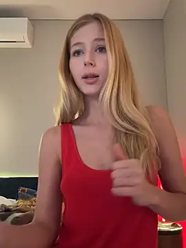 Snapshot of LunaRase chatting on 10, 4, 2026 LunaRase online show from 10, 4, 2026