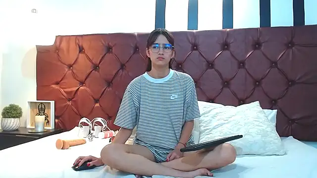 Snapshot of MelodyMansson chatting on 20, 2, 2025 MelodyMansson online show from 20, 2, 2025