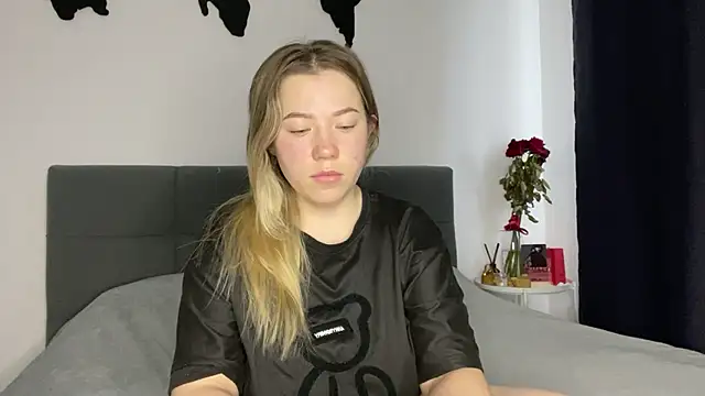 Embersweetbunny online show from 1, 2, 2025