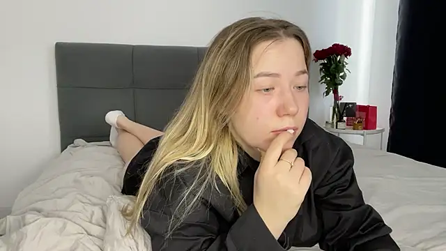 Embersweetbunny online show from 12, 2, 2025