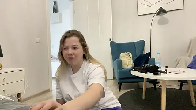 Embersweetbunny online show from 2, 3, 2025