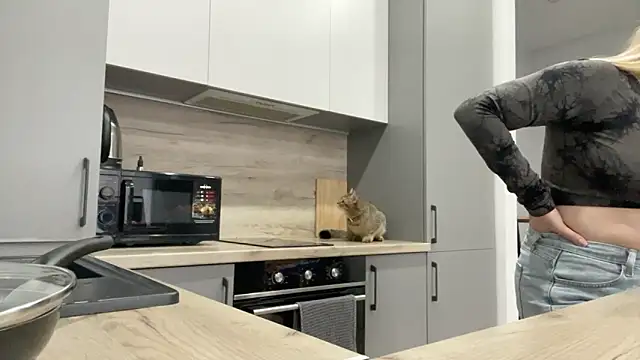 Embersweetbunny online show from 10, 9, 2025