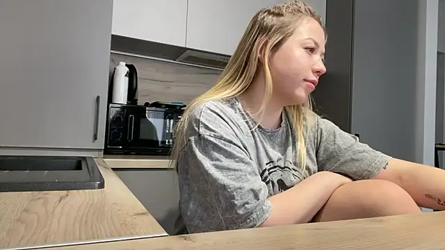 Embersweetbunny online show from 18, 11, 2025