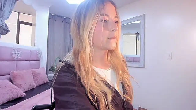 IssadoraJames online show from 4, 12, 2025