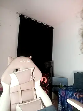 Snapshot of lovely_kitt chatting on 8, 11, 2025 lovely kitt online show from 8, 11, 2025