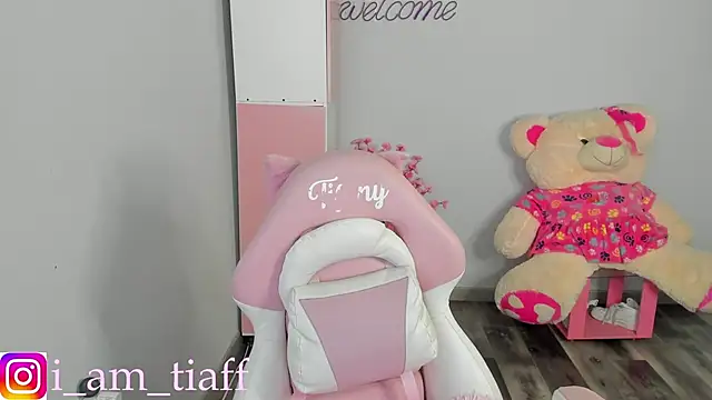 Snapshot of tifany_tay2 chatting on 4, 10, 2025 tifany tay2 online show from 4, 10, 2025