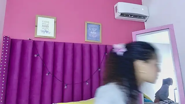 Snapshot of littleebonny chatting on 15, 12, 2025 littleebonny online show from 15, 12, 2025